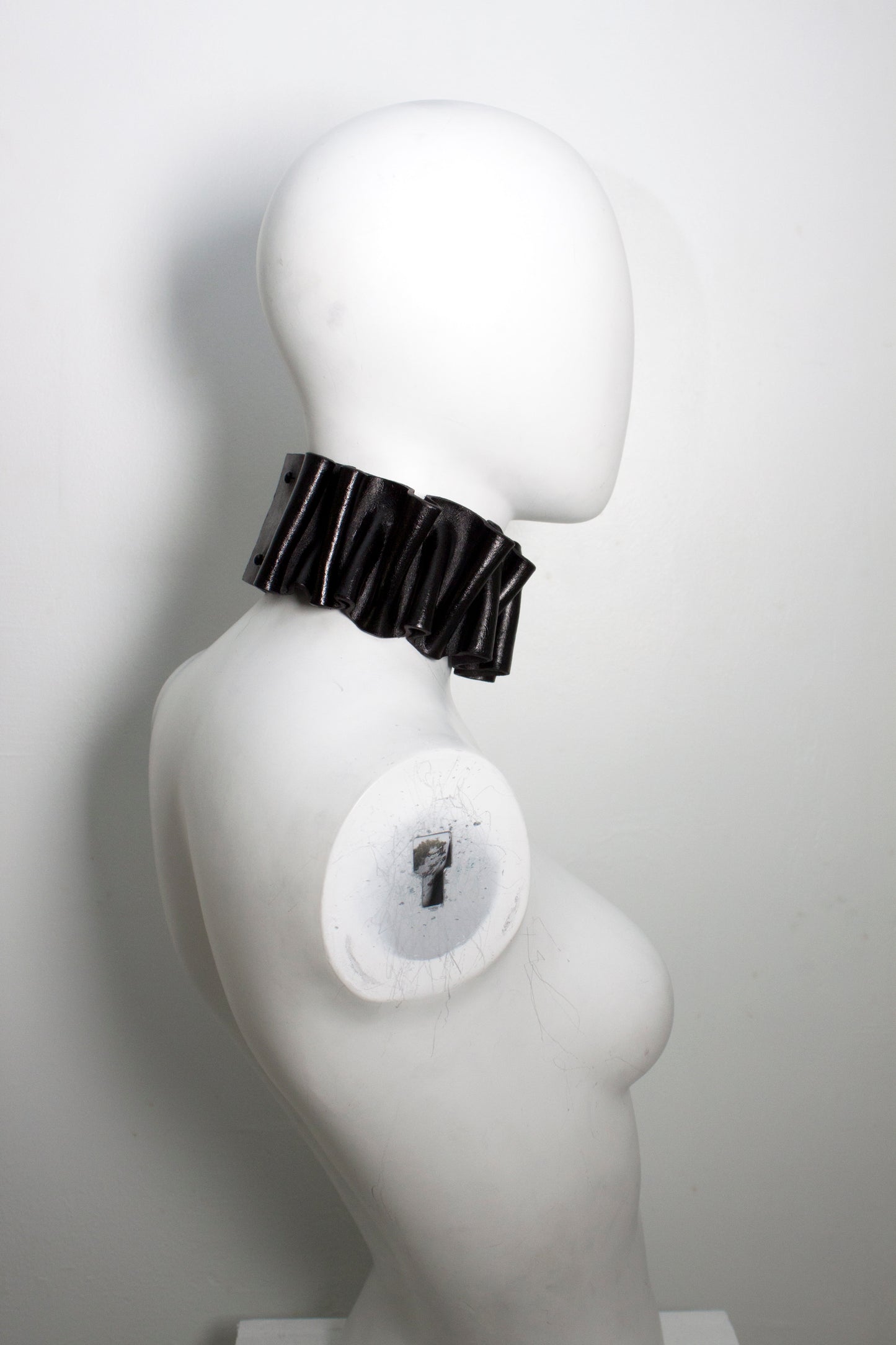 MOLDED LEATHER CHOKER