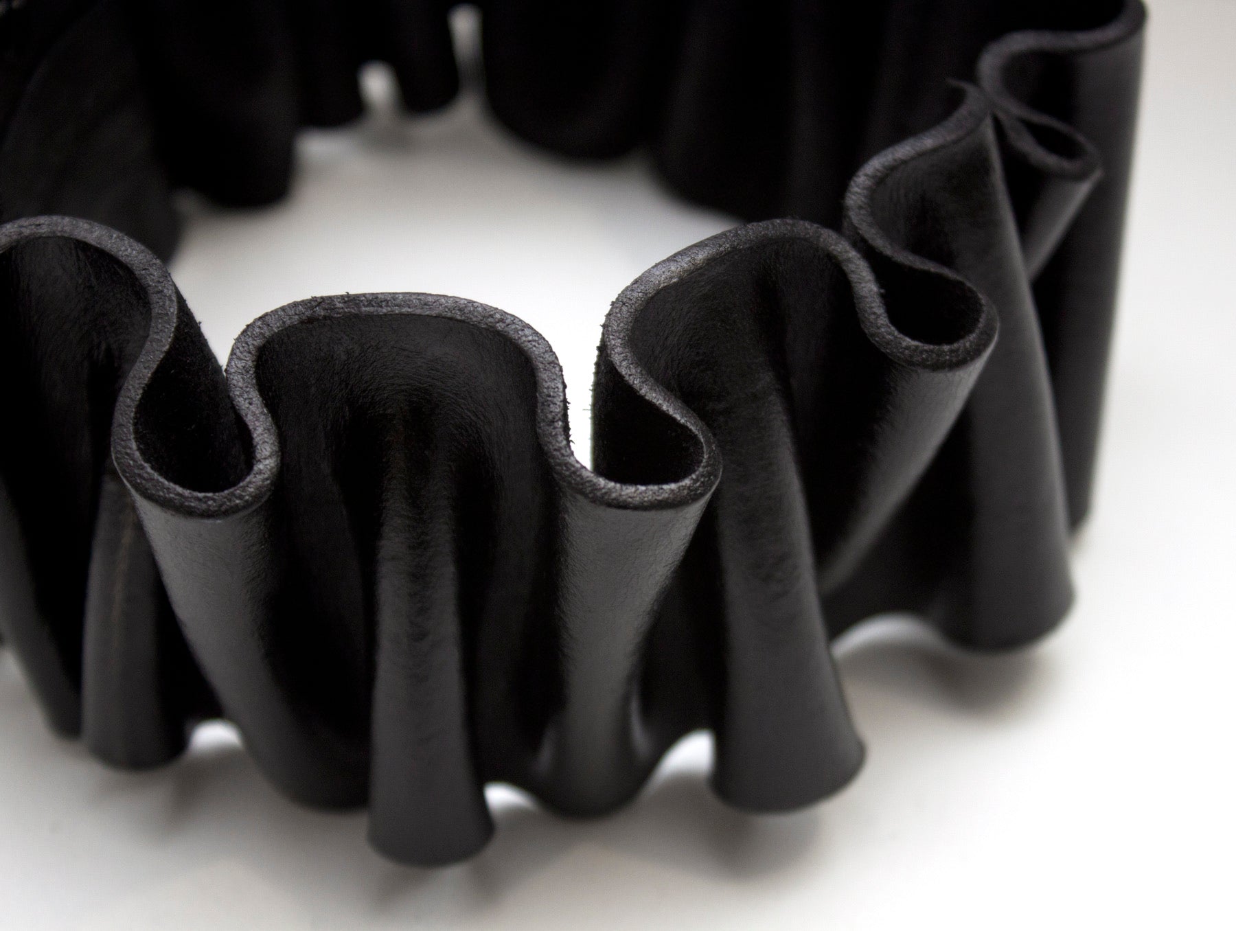 MOLDED LEATHER CHOKER